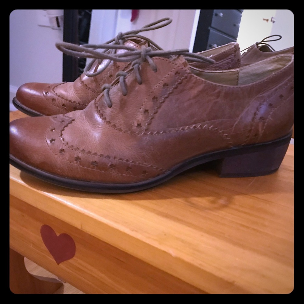 Women’s brown Oxford shoes